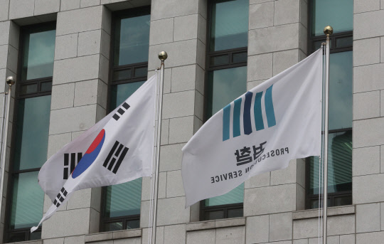 바람에 휘날리는 검찰 깃발      (서울=연합뉴스) 서명곤 기자 = 22일 오후 서울 서초구 대검찰청 앞에 게양된 검찰 깃발이 바람에 휘날리고 있다. 현직 청와대 민정수석비서관과 대통령 직속 특별감찰관을 동시에 대상으로 하는 전례 없는 수사를 앞둔 검찰은 이들 사건의 배당 문제를 놓고 막바지 고심을 거듭하고 있다.    2016.8.22     seephoto@yna.co.kr  (끝)